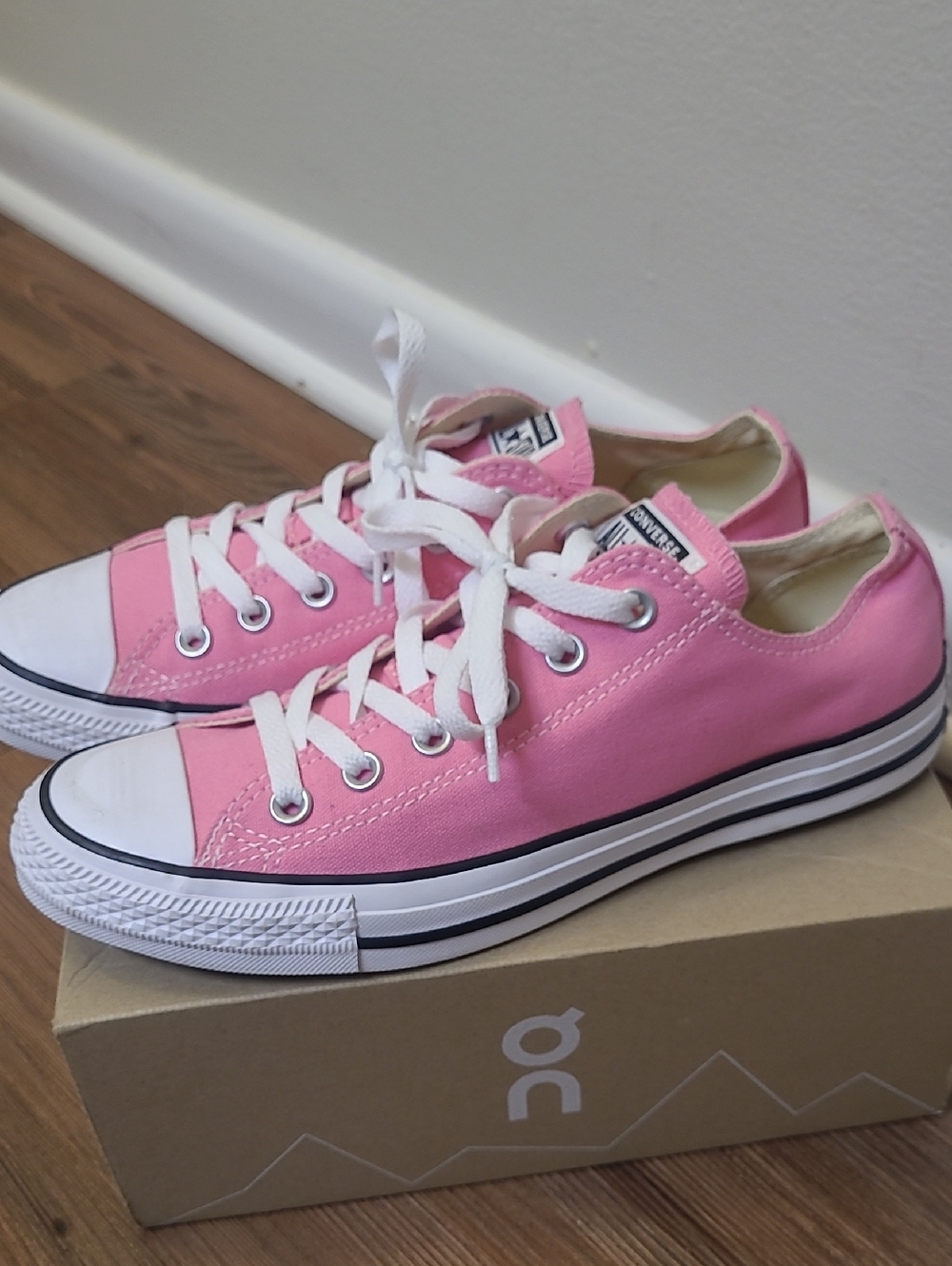 Converse Pink and White Low-Top Canvas Sneakers for women,s men,s 7.5